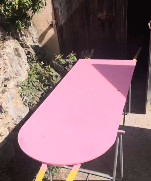 La porte en arche de La Pâtisserie de Camille, fraîchement peinte en rose à l'atelier