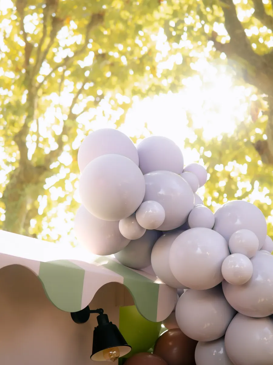 Nuage de ballons lavande au-dessus de l'auvent rayé