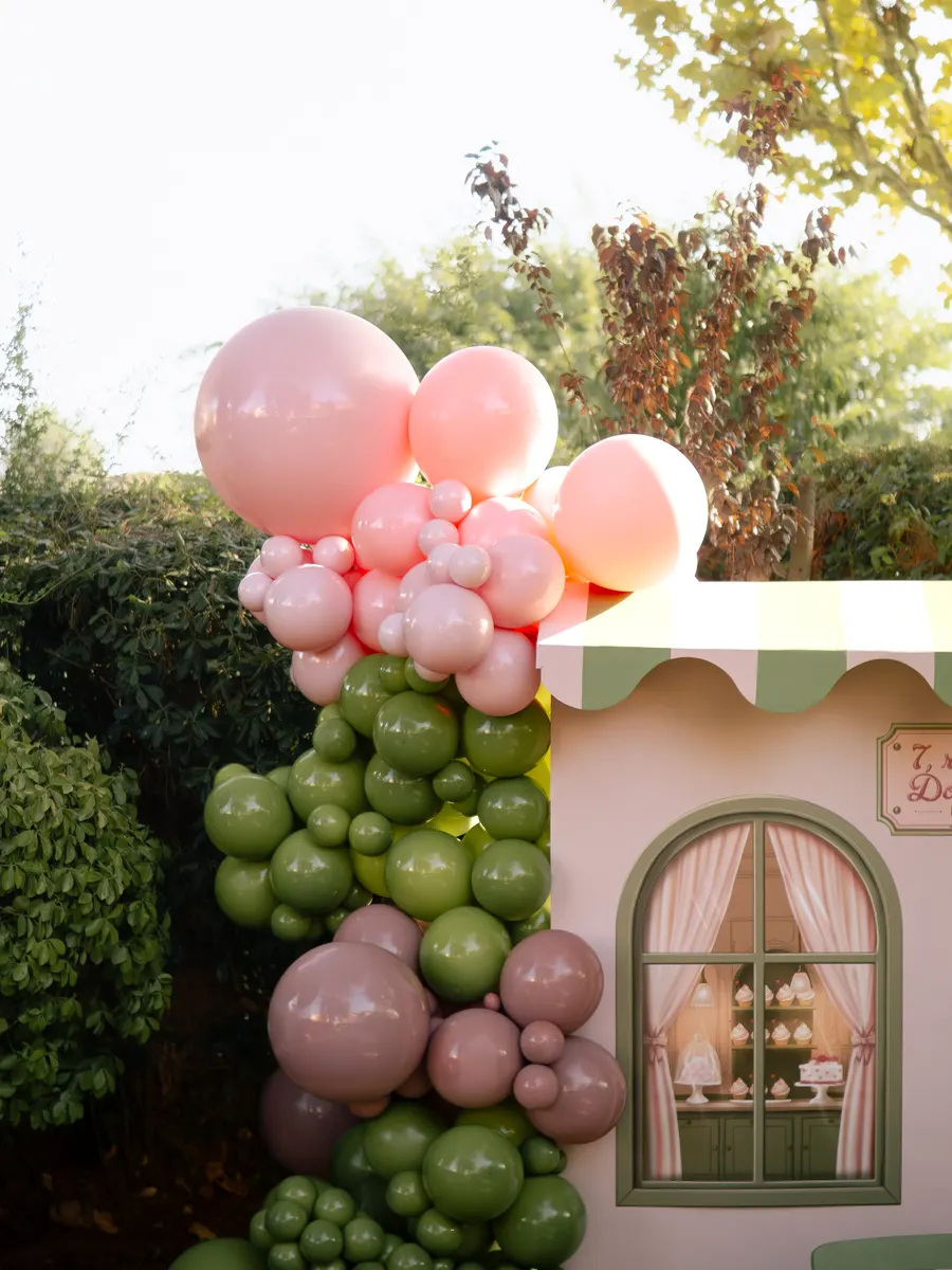 Détail de la porte et de l'enseigne de La Pâtisserie de Camille
