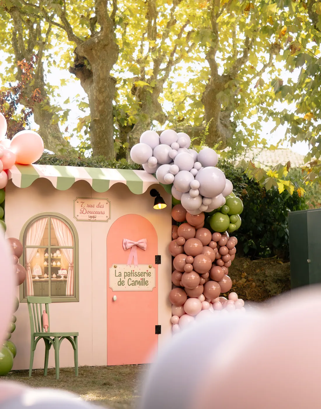 Façade de La Pâtisserie de Camille entourée de ballons sous les platanes