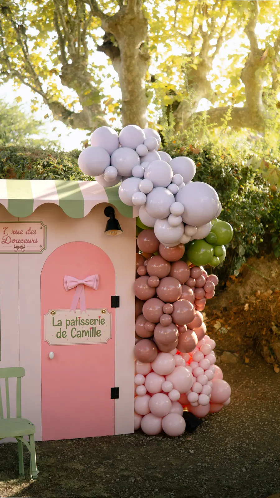 En septembre, Secrets Obscurs a donné vie à une véritable boutique imaginaire : façade sur mesure, comptoir et compositions de ballons pastel. Une scénographie immersive où chaque détail invite les in