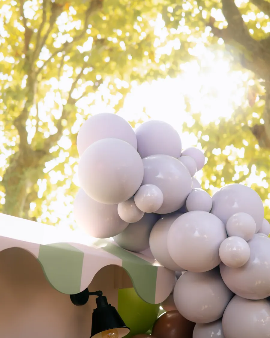 Ballons lavande sous les platanes